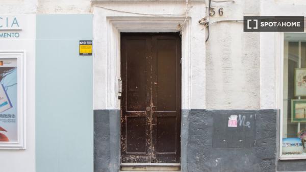 Piso en alquiler de 2 habitaciones en Hospital de Mujeres, Cádiz.