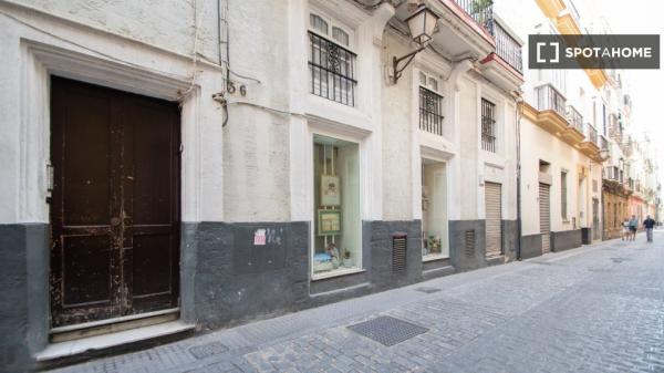 Piso en alquiler de 2 habitaciones en Hospital de Mujeres, Cádiz.