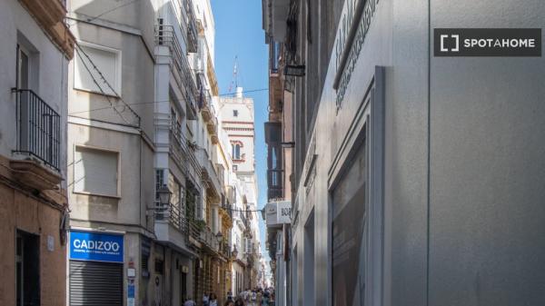 Piso en alquiler de 2 habitaciones en Hospital de Mujeres, Cádiz.
