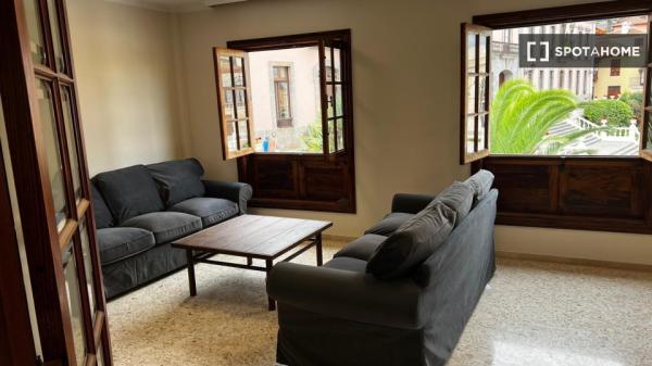 Se alquila piso de 5 habitaciones en La Orotava, todos los gastos incluidos