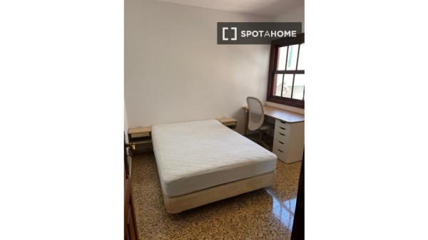 Se alquila piso de 5 habitaciones en La Orotava, todos los gastos incluidos