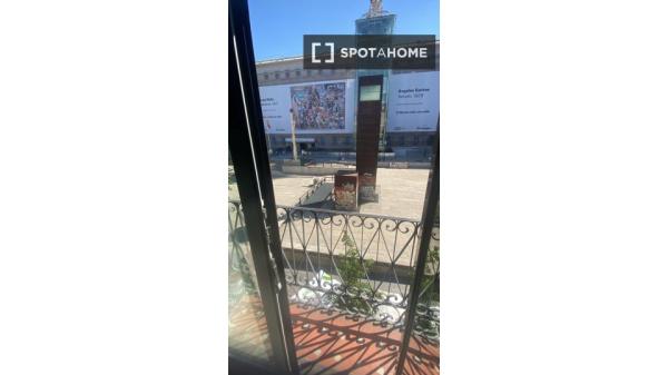 Piso de 3 habitaciones en alquiler en Embajadores, Madrid