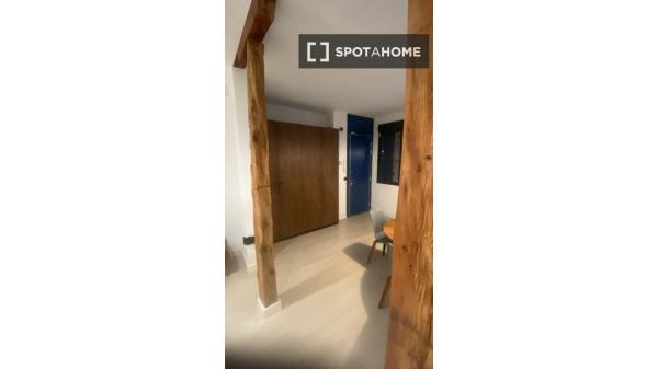 Piso de 3 habitaciones en alquiler en Embajadores, Madrid