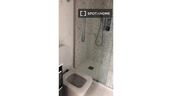 Piso de 3 habitaciones en alquiler en Embajadores, Madrid