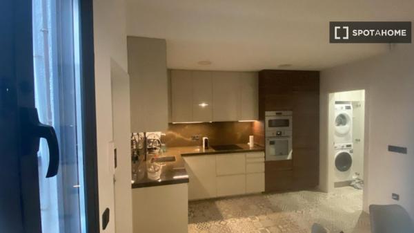 Piso de 3 habitaciones en alquiler en Embajadores, Madrid