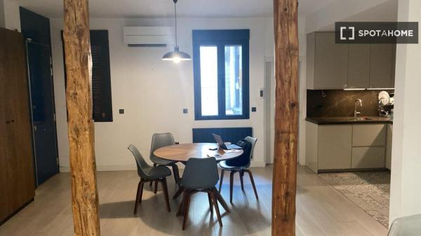 Piso de 3 habitaciones en alquiler en Embajadores, Madrid