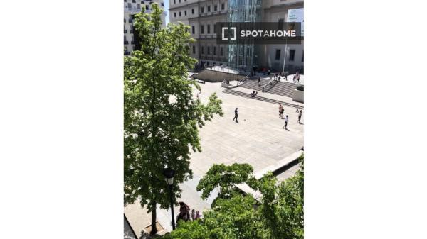 Piso de 3 habitaciones en alquiler en Embajadores, Madrid