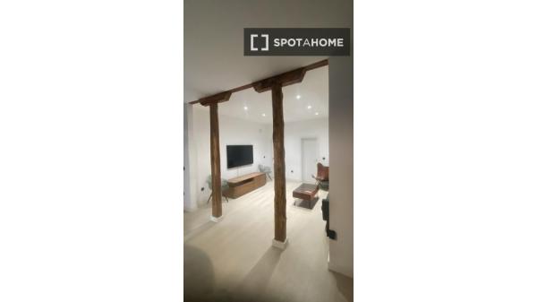 Piso de 3 habitaciones en alquiler en Embajadores, Madrid