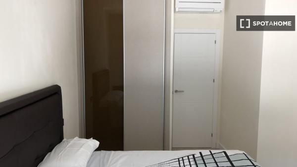 Piso de 3 habitaciones en alquiler en Embajadores, Madrid