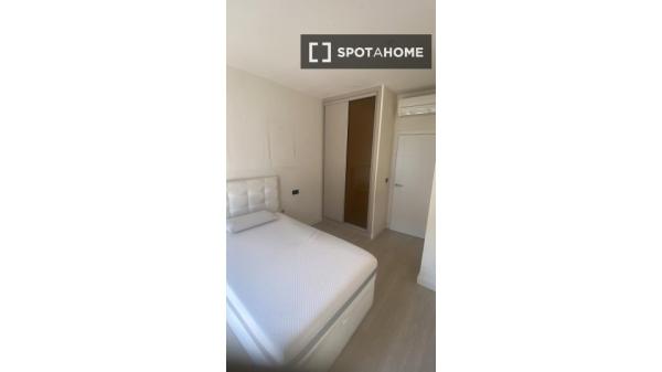 Piso de 3 habitaciones en alquiler en Embajadores, Madrid