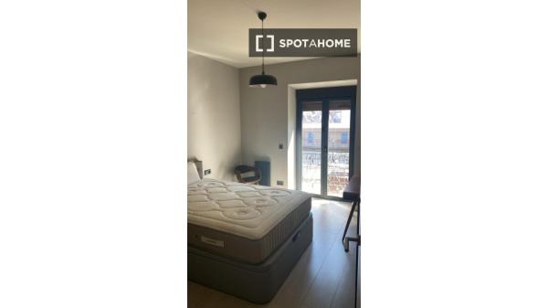 Piso de 3 habitaciones en alquiler en Embajadores, Madrid