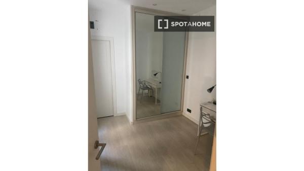 Piso de 3 habitaciones en alquiler en Embajadores, Madrid