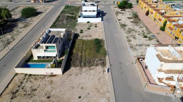 Terreno en calle Bélgica, 8