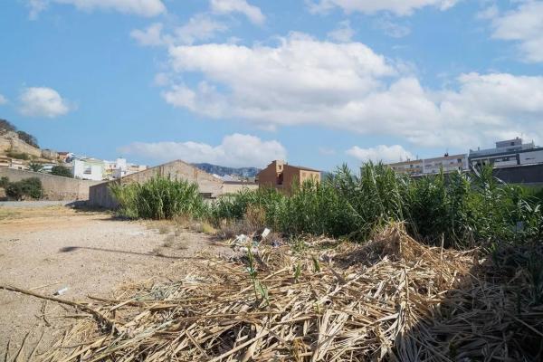 Terreno en calle de Pego