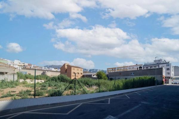 Terreno en calle de Pego