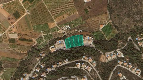 Terreno en avenida Pego