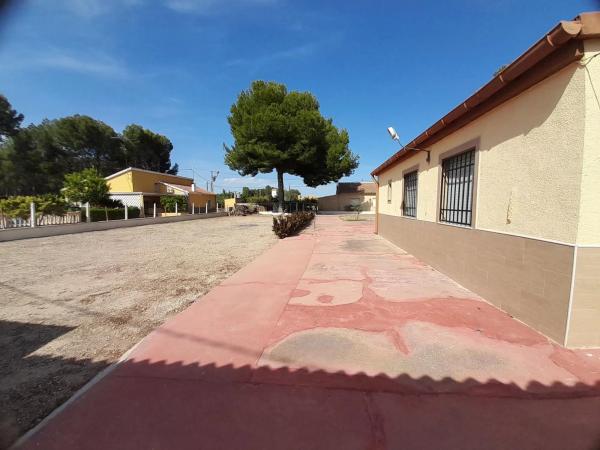 Finca rústica en via de servicio