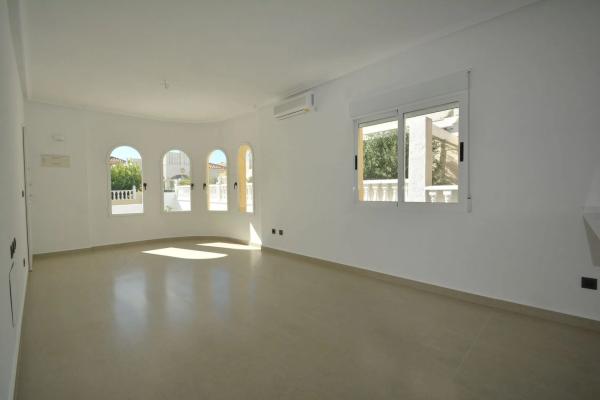 Casa independiente en calle Países Bajos