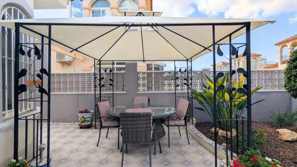 Casa independiente en avenida de las Naciones