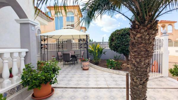 Casa independiente en avenida de las Naciones