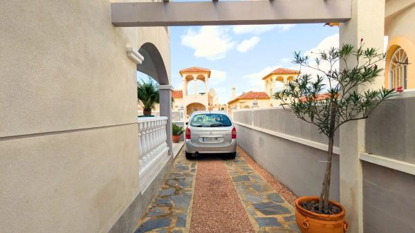 Casa independiente en avenida de las Naciones