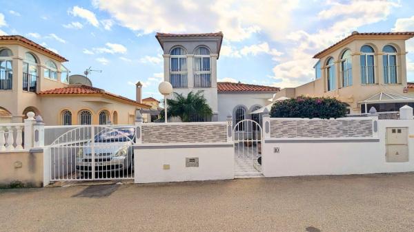 Casa independiente en avenida de las Naciones