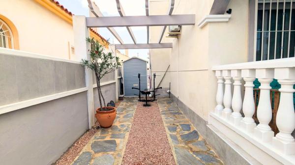 Casa independiente en avenida de las Naciones