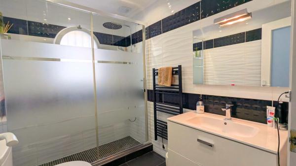 Casa independiente en avenida de las Naciones