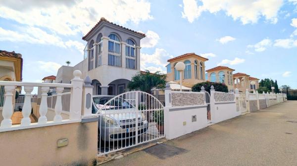 Casa independiente en avenida de las Naciones