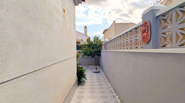 Casa independiente en avenida de las Naciones