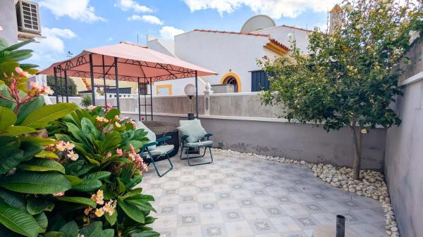 Casa independiente en avenida de las Naciones