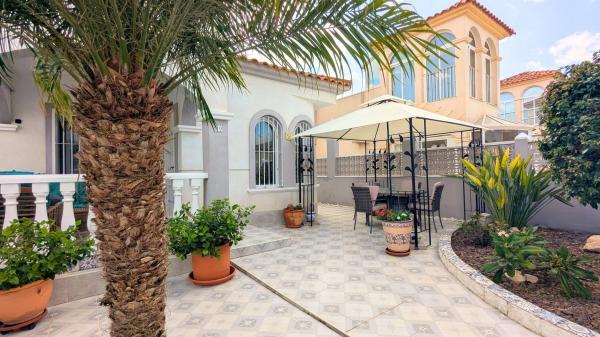 Casa independiente en avenida de las Naciones