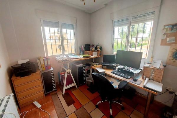 Casa independiente en calle Lituania