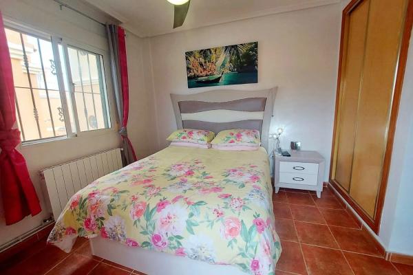 Casa independiente en calle Lituania