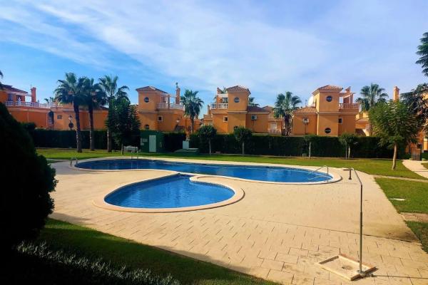 Casa independiente en calle Lituania