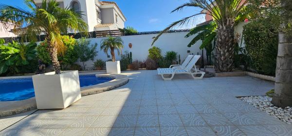 Casa independiente en calle Chipre