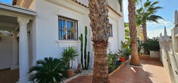 Casa independiente en calle Chipre