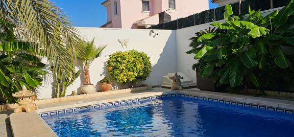 Casa independiente en calle Chipre