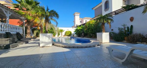 Casa independiente en calle Chipre