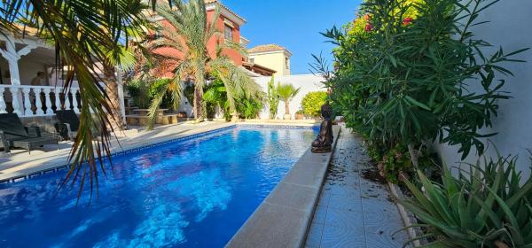 Casa independiente en calle Chipre