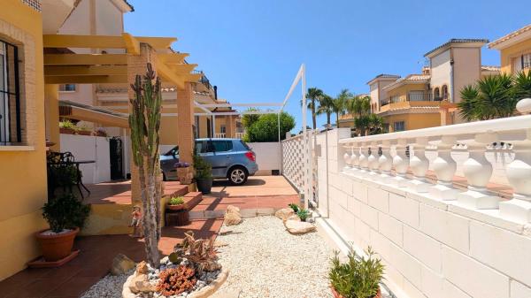 Casa independiente en calle Eslovaquia, 8