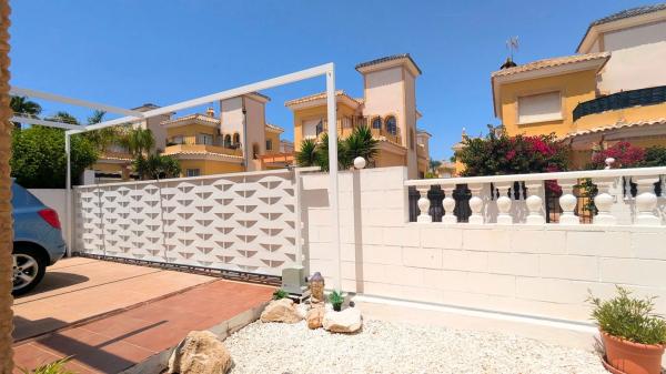 Casa independiente en calle Eslovaquia, 8