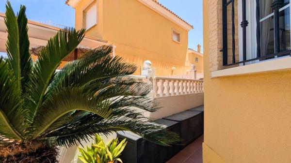 Casa independiente en calle Eslovaquia, 8