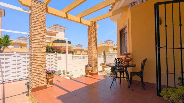 Casa independiente en calle Eslovaquia, 8