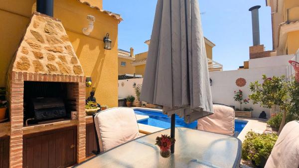 Casa independiente en calle Eslovaquia, 8