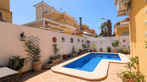 Casa independiente en calle Eslovaquia, 8