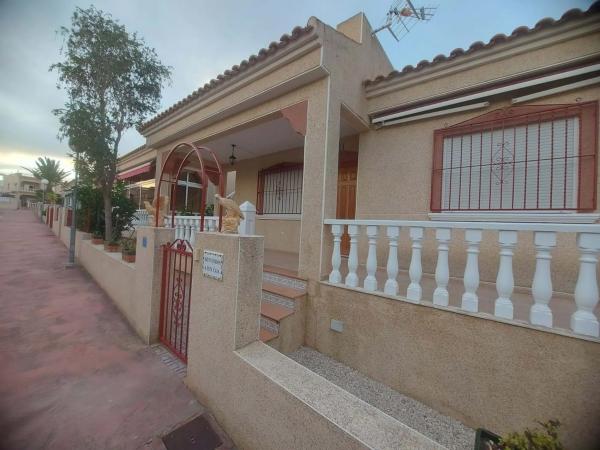 Casa independiente en calle Salvador Dalí