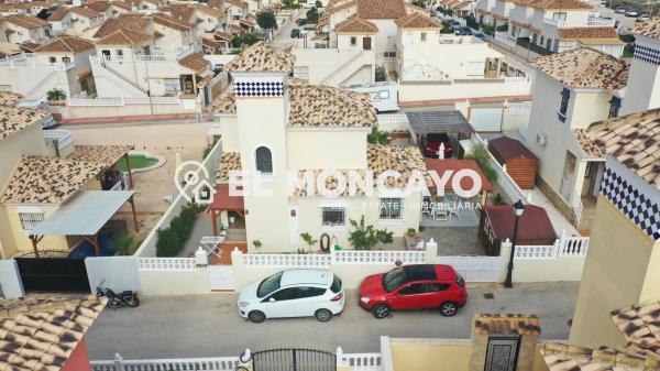 Casa independiente en calle Suiza