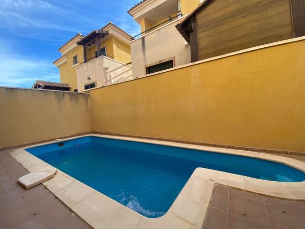 Casa independiente en calle Miguel de Cervantes