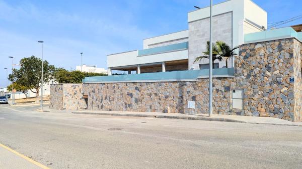 Casa independiente en calle Torrevieja